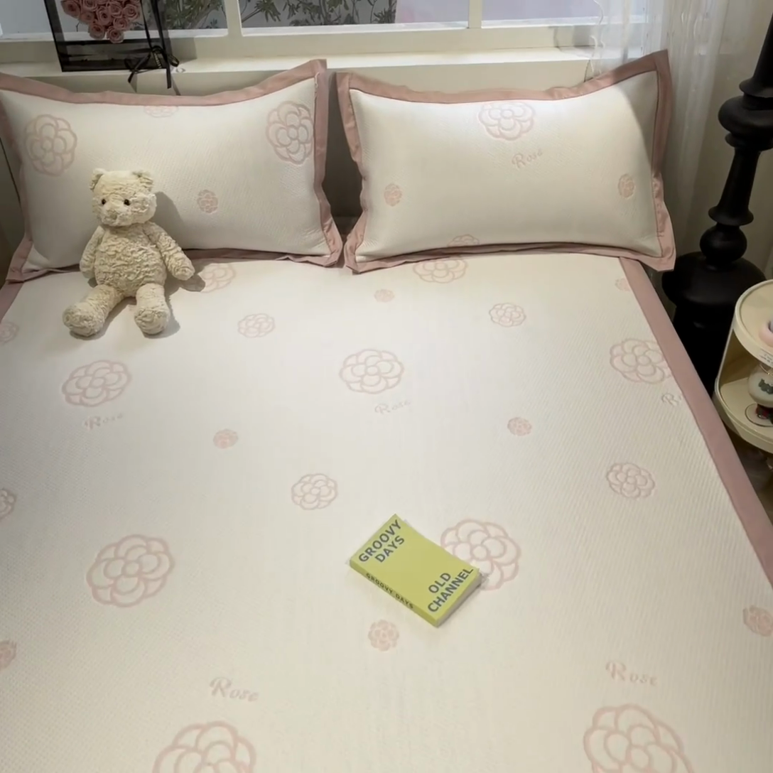 91家纺网 家纺一手货源 找家纺 雅居纺家纺 2025春夏新款A类加厚三明治底提花凉感席床席款 山茶花