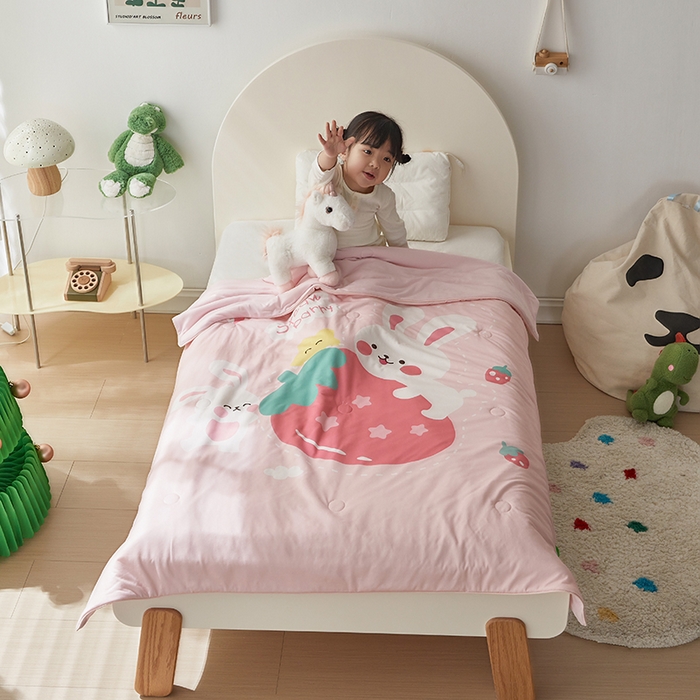 91家纺网 家纺一手货源 找家纺 荷马之梦 2025新款卡通数码印花大版针织棉儿童夏被-绵绵系列 糖果兔