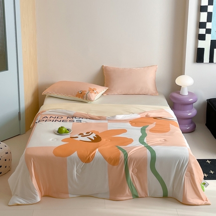 91家纺网 家纺一手货源 找家纺 大彩家居 2025新款凉感丝大版数码印花夏凉被 荷韵-桔