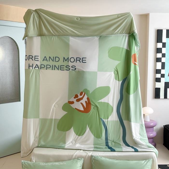 91家纺网 家纺一手货源 找家纺 大彩家居 2025新款凉感丝大版数码印花夏凉被 荷韵-绿