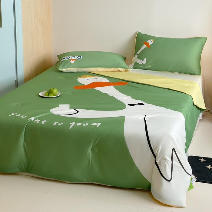 91家纺网 家纺一手货源 找家纺 大彩家居 2025新款凉感丝大版数码印花夏凉被 快乐鸭