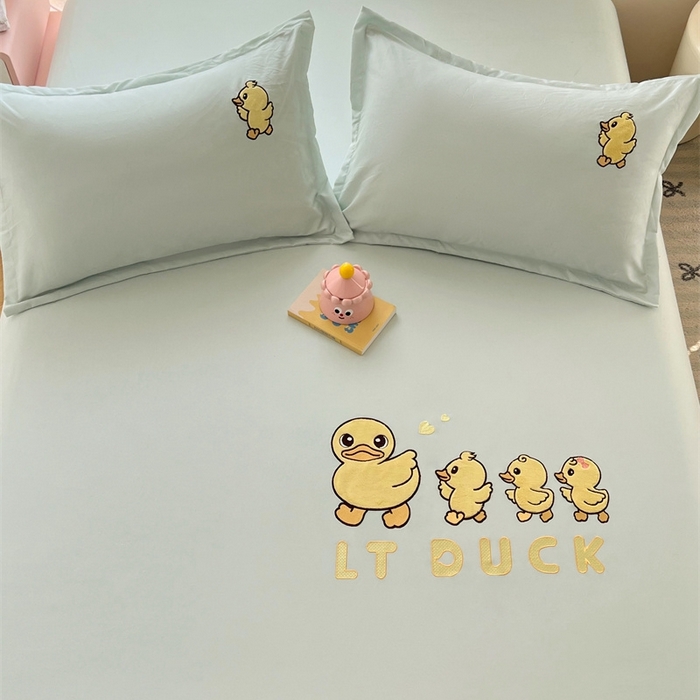 91家纺网 家纺一手货源 找家纺 梦舒羽 2025新款针织棉双层纱床笠-小黄鸭 旅行鸭-浅清绿