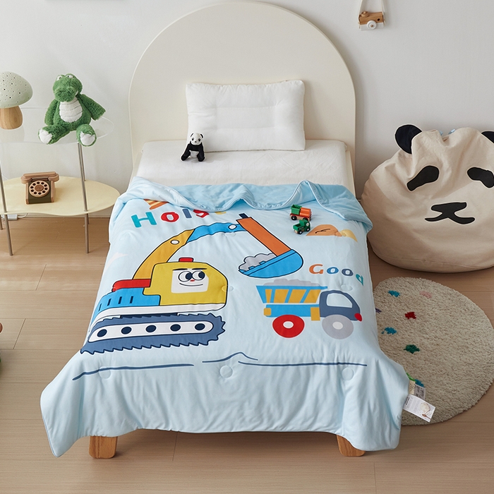 91家纺网 家纺一手货源 找家纺 荷马之梦 2025新款卡通数码印花大版针织棉儿童夏被-绵绵系列 工程小车队