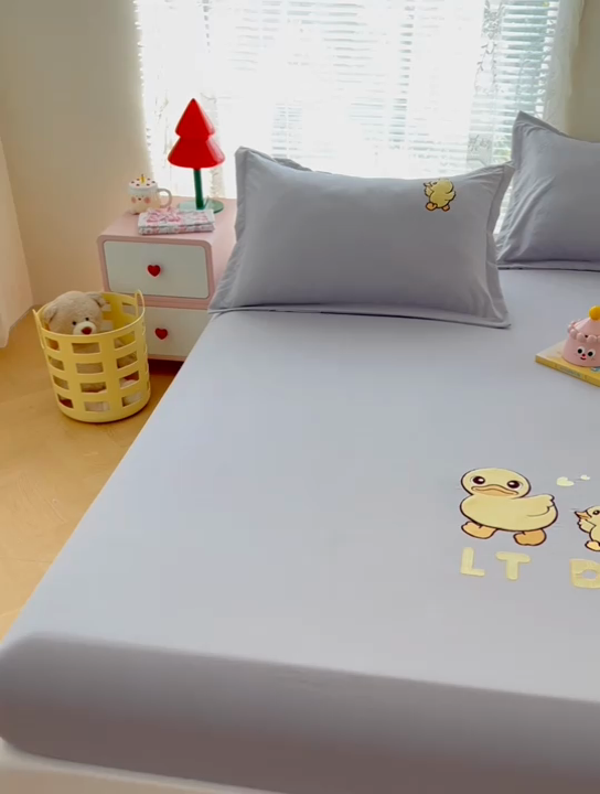 91家纺网 家纺一手货源 找家纺 梦舒羽 2025新款贴布绣针织棉双层纱枕套 旅行鸭-浅灰