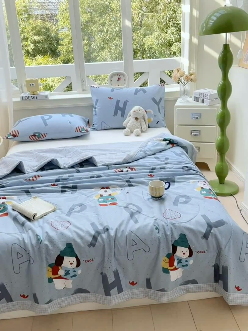 91家纺网 家纺一手货源 找家纺 沃尔居 2025新款双面全棉印花夏被可机洗小清新纯棉夏凉被薄被芯空调被子 蒙奇奇-蓝