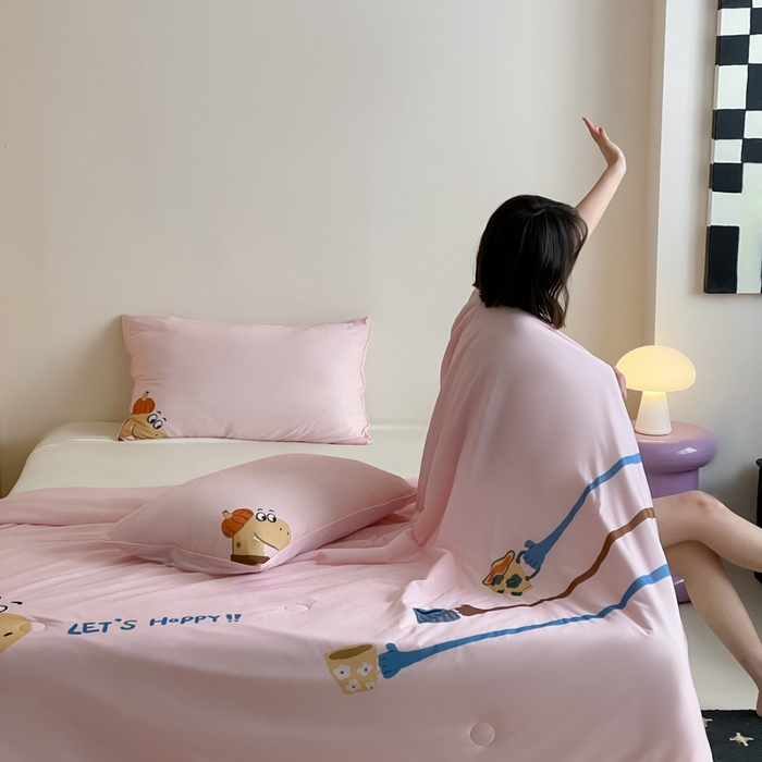 91家纺网 家纺一手货源 找家纺 大彩家居 2025新款凉感丝大版数码印花夏凉被 南瓜恐龙-粉