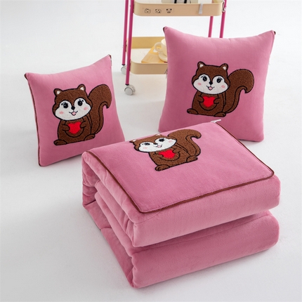 宝马家纺（原梦童画） 2025新款牛奶绒小松鼠抱枕被 桃粉色