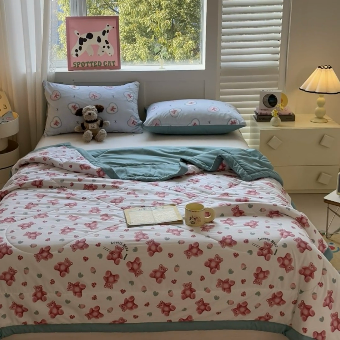 91家纺网 家纺一手货源 找家纺 雅颂缘 2025新款印花水洗棉新疆棉花夏被 草莓小熊