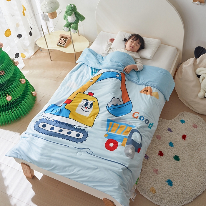 91家纺网 家纺一手货源 找家纺 荷马之梦 2025新款卡通数码印花大版针织棉儿童夏被-绵绵系列 工程小车队