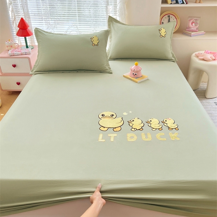 91家纺网 家纺一手货源 找家纺 梦舒羽 2025新款针织棉双层纱床笠-小黄鸭 旅行鸭-豆绿