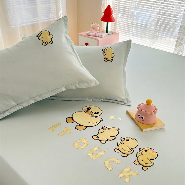 91家纺网 家纺一手货源 找家纺 梦舒羽 2025新款贴布绣针织棉双层纱枕套 旅行鸭-浅清绿