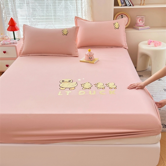 91家纺网 家纺一手货源 找家纺 梦舒羽 2025新款针织棉双层纱床笠-小黄鸭 旅行鸭-浅粉