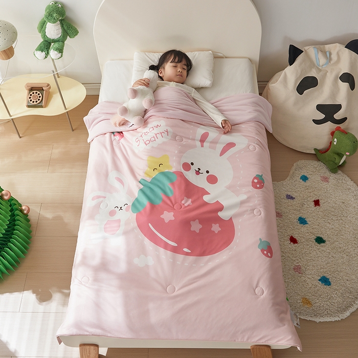 91家纺网 家纺一手货源 找家纺 荷马之梦 2025新款卡通数码印花大版针织棉儿童夏被-绵绵系列 糖果兔