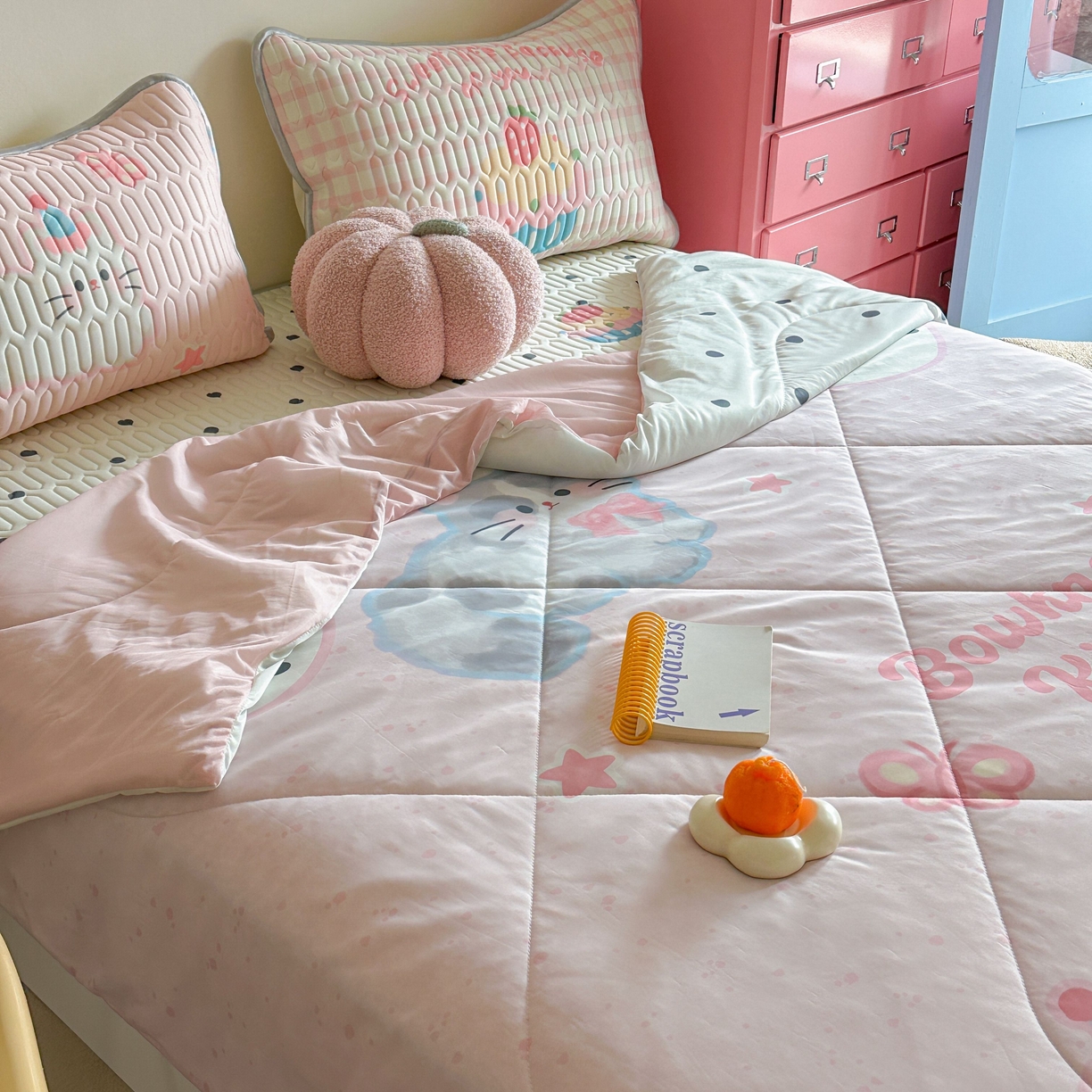 91家纺网 家纺一手货源 找家纺 美乐迪家纺2025新款凉感丝乳胶凉席夏被夏凉被空调被 猫咪聚会