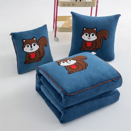 91家纺网 家纺一手货源 找家纺 宝马家纺（原梦童画） 2025新款牛奶绒小松鼠抱枕被 宾利蓝