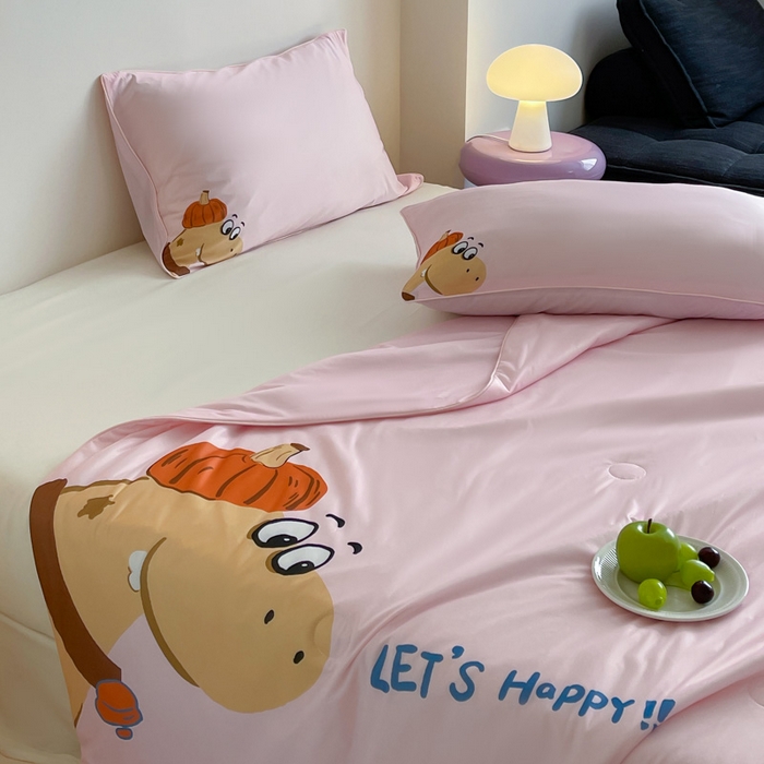 91家纺网 家纺一手货源 找家纺 大彩家居 2025新款凉感丝大版数码印花夏凉被 南瓜恐龙-粉