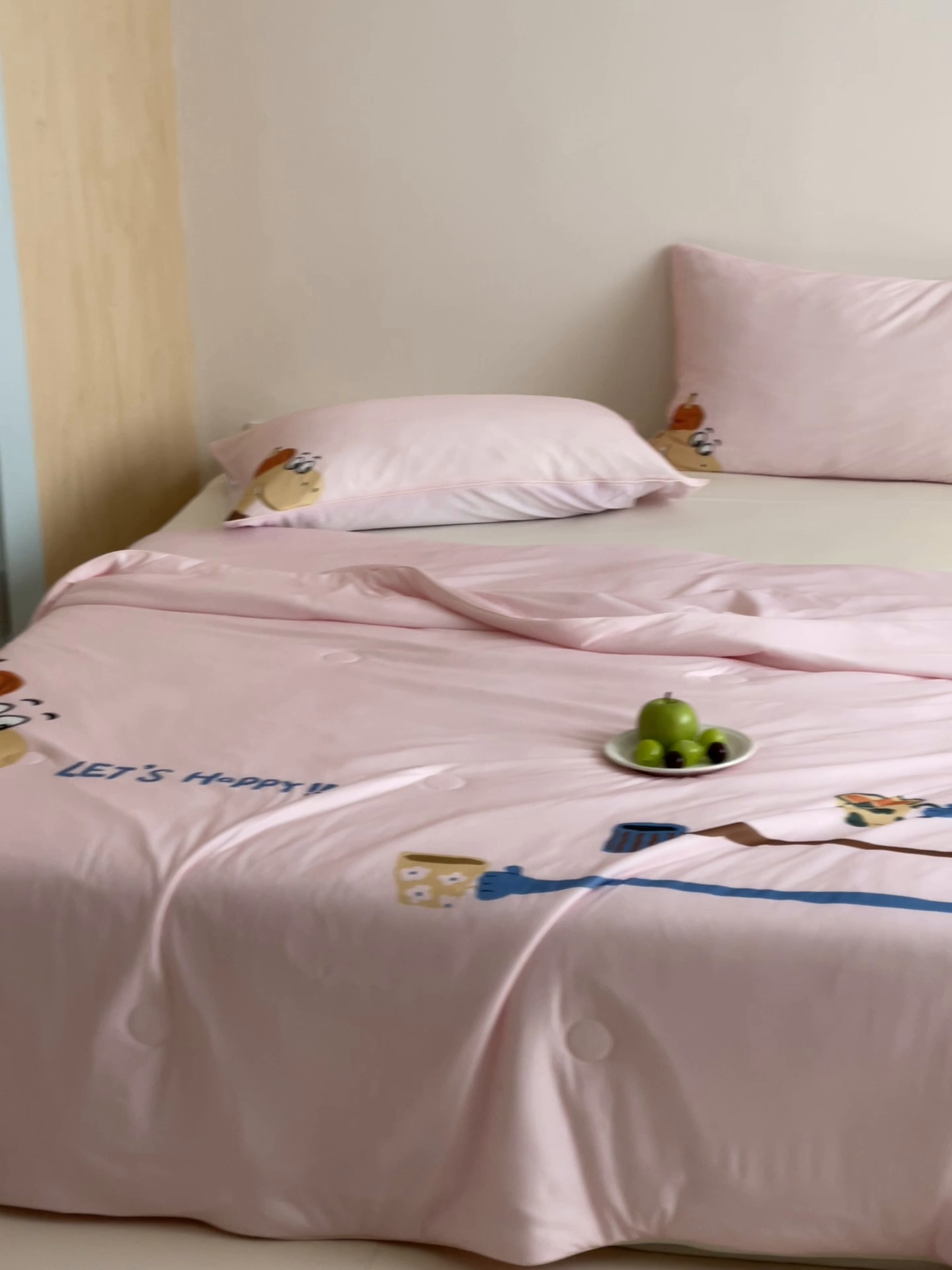 91家纺网 家纺一手货源 找家纺 大彩家居 2025新款凉感丝大版数码印花夏凉被 南瓜恐龙-粉