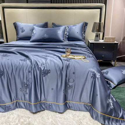 91家纺网 家纺一手货源 找家纺 经年 2025新款潮流熊60S贡缎提花水洗真丝冰丝天丝大豆夏被四件套直播爆款 潮流熊-蓝灰
