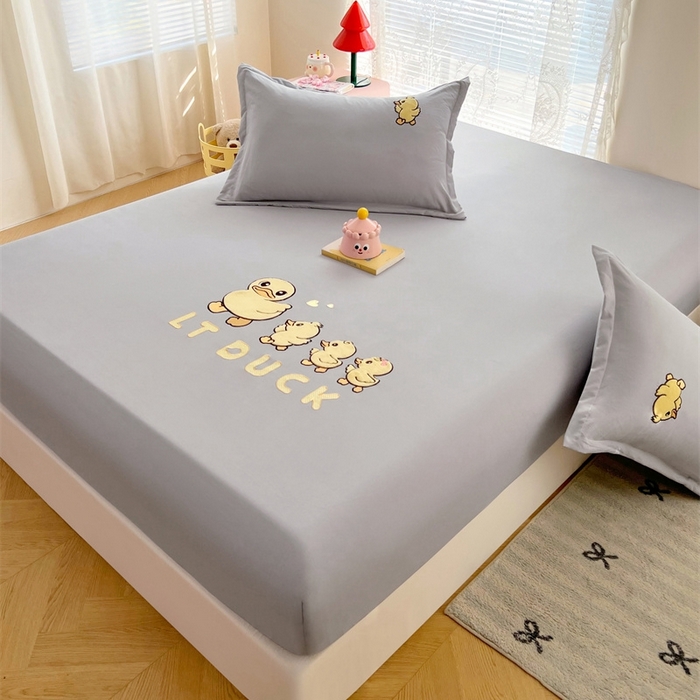 91家纺网 家纺一手货源 找家纺 梦舒羽 2025新款针织棉双层纱床笠-小黄鸭 旅行鸭-浅灰