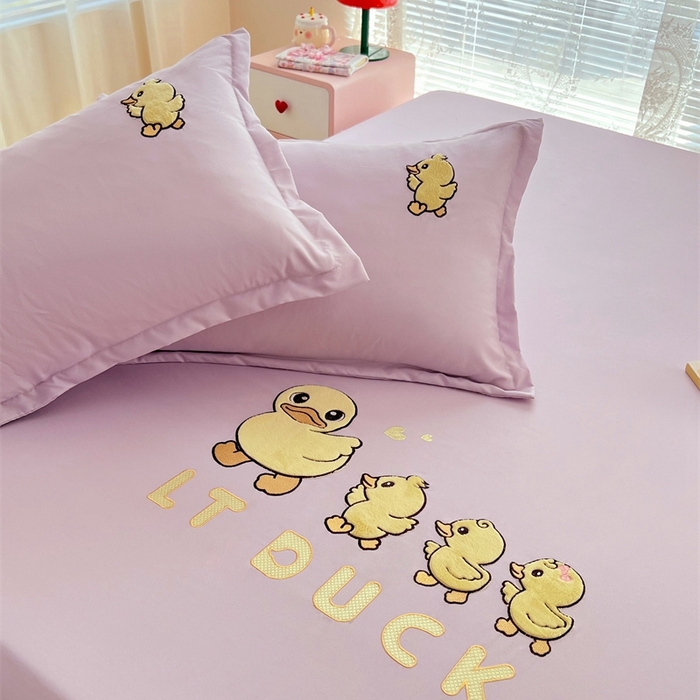 91家纺网 家纺一手货源 找家纺 梦舒羽 2025新款贴布绣针织棉双层纱枕套 旅行鸭-香芋紫