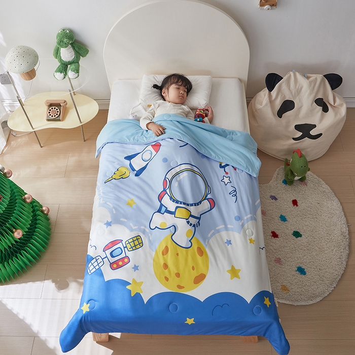91家纺网 家纺一手货源 找家纺 荷马之梦 2025新款卡通数码印花大版针织棉儿童夏被-绵绵系列 太空漫步