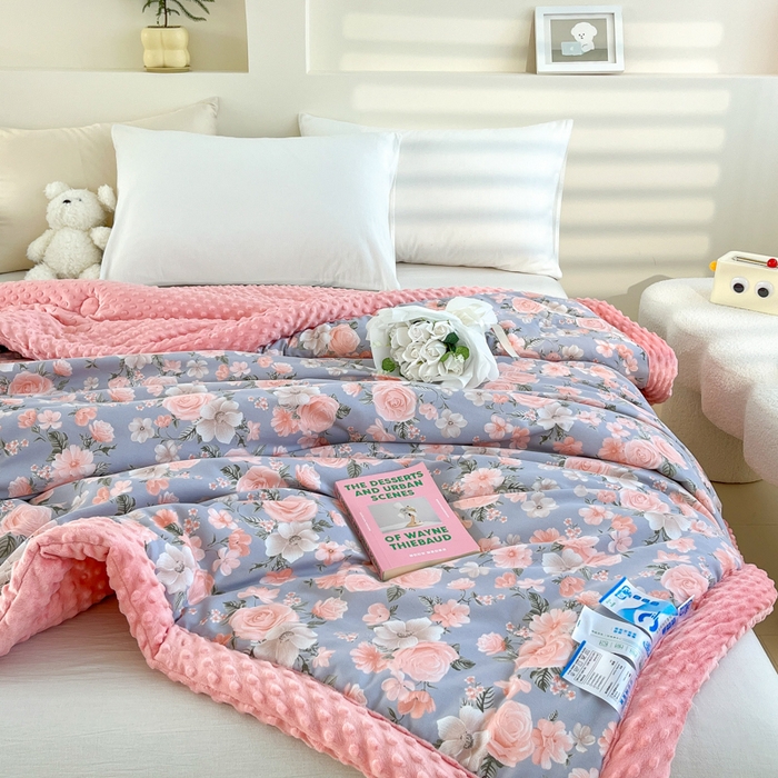 91家纺网 家纺一手货源 找家纺 爱宝被业 2025新款A类凉感豆豆绒羽丝棉夏被 爱的花海