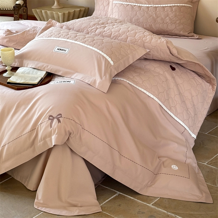 91家纺网 家纺一手货源 找家纺 红番天家居馆 2025新款浪漫桃心-全棉绗缝磨毛四件套 奶咖