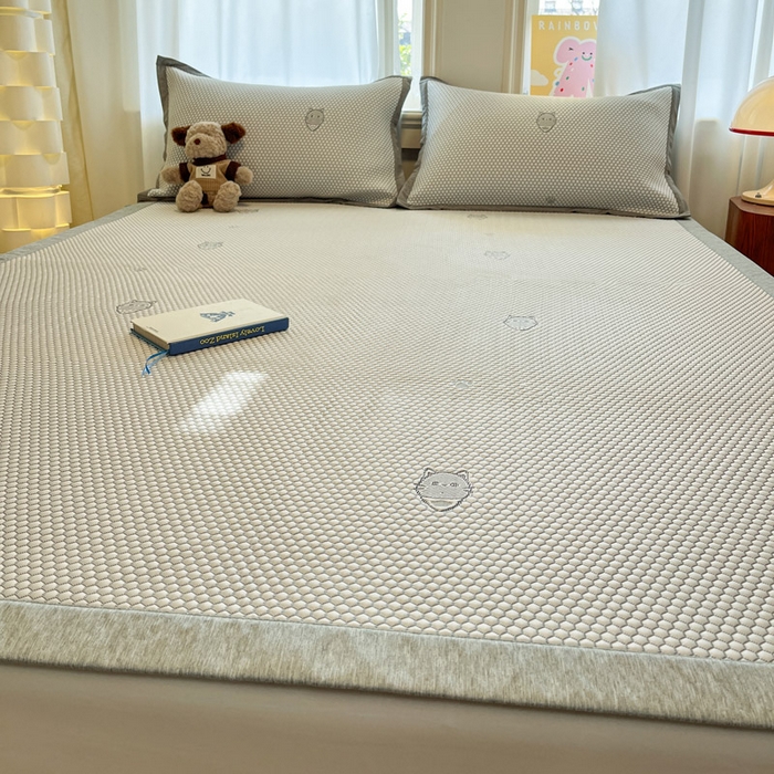 91家纺网 家纺一手货源 找家纺 雅居纺家纺 2025春夏新款A类加厚三明治底提花凉感席床席款 领结小猫