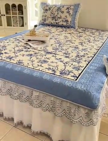 91家纺网 家纺一手货源 找家纺 麋兔 2025新款冰丝床裙乳胶凉席席子 花幽兰