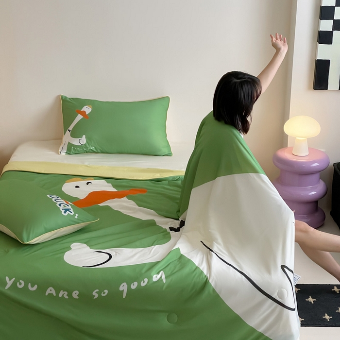 91家纺网 家纺一手货源 找家纺 大彩家居 2025新款凉感丝大版数码印花夏凉被 快乐鸭