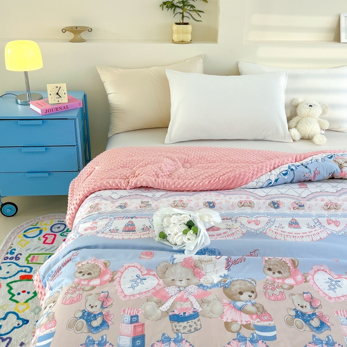 91家纺网 家纺一手货源 找家纺 爱宝被业 2025新款A类凉感豆豆绒羽丝棉夏被 嘟嘟熊