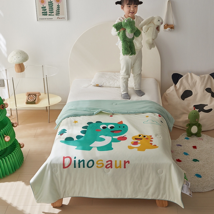 91家纺网 家纺一手货源 找家纺 荷马之梦 2025新款卡通数码印花大版针织棉儿童夏被-绵绵系列 恐龙伙伴