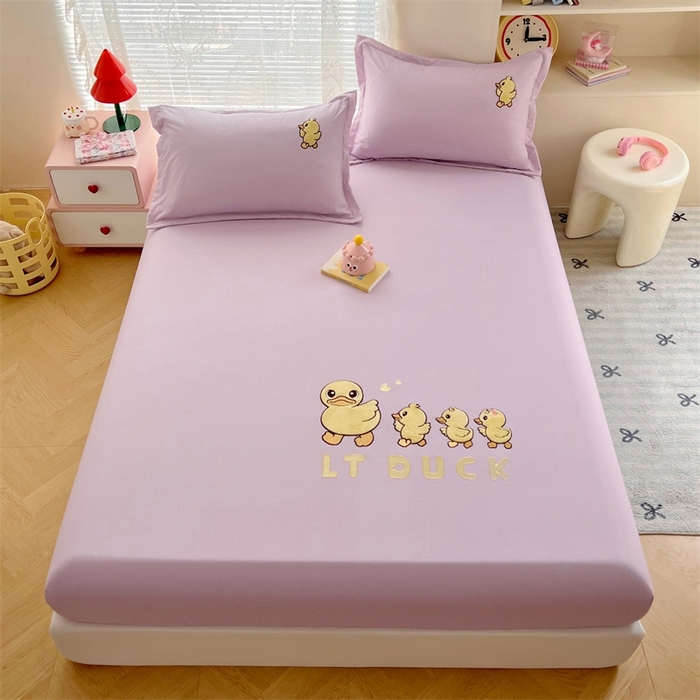 91家纺网 家纺一手货源 找家纺 梦舒羽 2025新款针织棉双层纱床笠-小黄鸭 旅行鸭-香芋紫