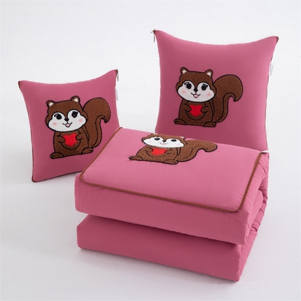 91家纺网 家纺一手货源 找家纺 （总）宝马家纺（原梦童画）2025新款四季款磨毛毛巾绣小松鼠抱枕被