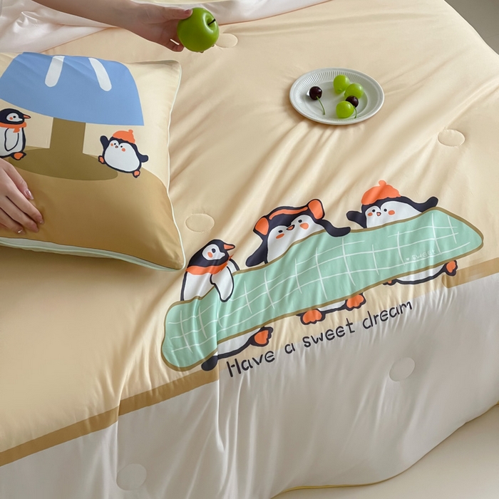 91家纺网 家纺一手货源 找家纺 大彩家居 2025新款凉感丝大版数码印花夏凉被 呆萌小企鹅