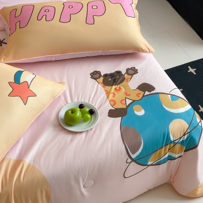 91家纺网 家纺一手货源 找家纺 大彩家居 2025新款凉感丝大版数码印花夏凉被 快乐星球