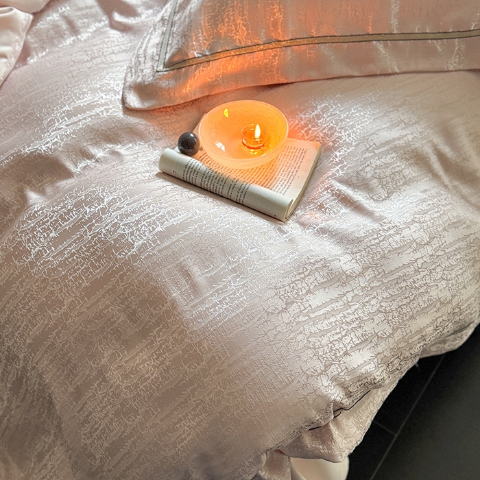 91家纺网 家纺一手货源 找家纺 优悦生活馆 2025新款冰丝亮丝提花四件套-白月光 梦幻粉