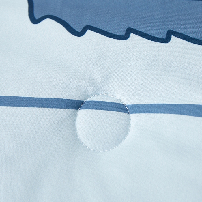 91家纺网 家纺一手货源 找家纺 荷马之梦 2025新款卡通数码印花大版针织棉儿童夏被-绵绵系列 工程小车队