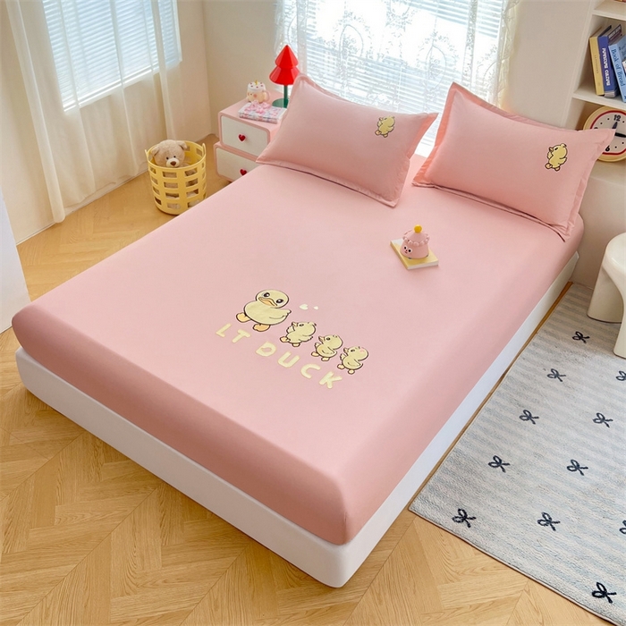 91家纺网 家纺一手货源 找家纺 梦舒羽 2025新款针织棉双层纱床笠-小黄鸭 旅行鸭-浅粉