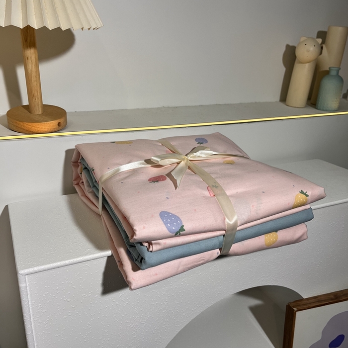 91家纺网 家纺一手货源 找家纺 花西夫人2025新款13372纯棉印花全棉四件套床单床笠款草莓奶昔-天蓝