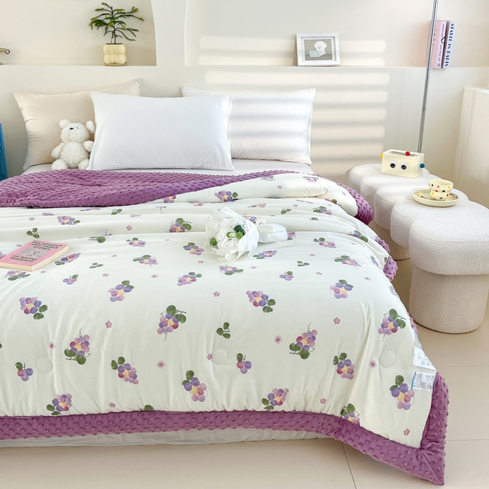 91家纺网 家纺一手货源 找家纺 爱宝被业 2025新款A类凉感豆豆绒羽丝棉夏被 夏日葡萄