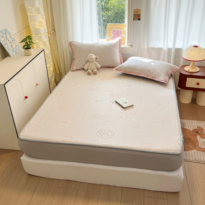 91家纺网 家纺一手货源 找家纺 雅居纺家纺 2025春夏新款A类加厚三明治底提花凉感席床笠款 山茶花