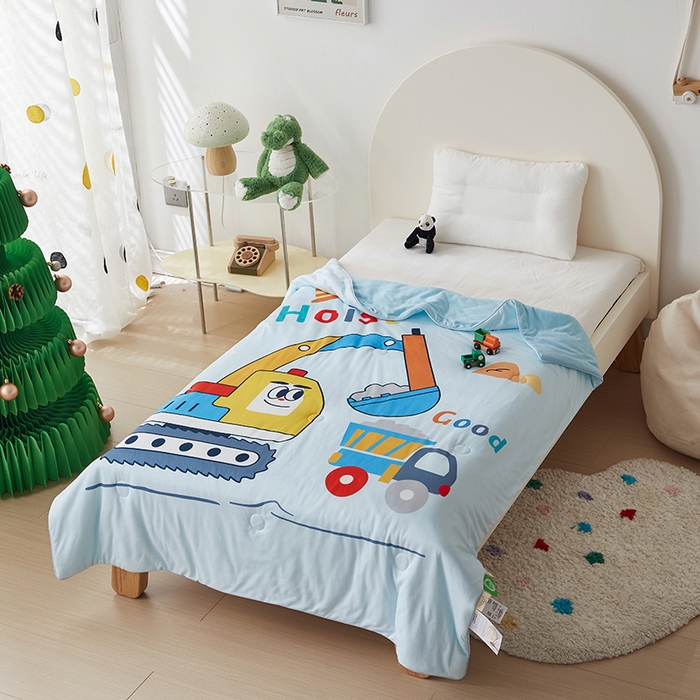 91家纺网 家纺一手货源 找家纺 荷马之梦 2025新款卡通数码印花大版针织棉儿童夏被-绵绵系列 工程小车队