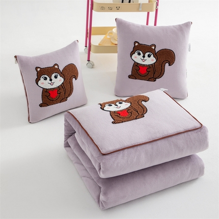 91家纺网 家纺一手货源 找家纺 宝马家纺（原梦童画） 2025新款牛奶绒小松鼠抱枕被 淡粉色