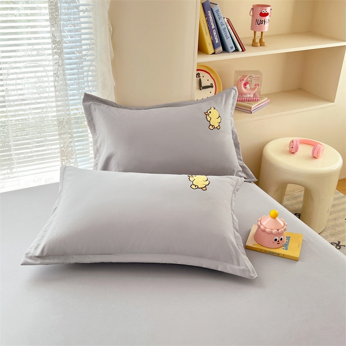 91家纺网 家纺一手货源 找家纺 梦舒羽 2025新款贴布绣针织棉双层纱枕套 旅行鸭-浅灰