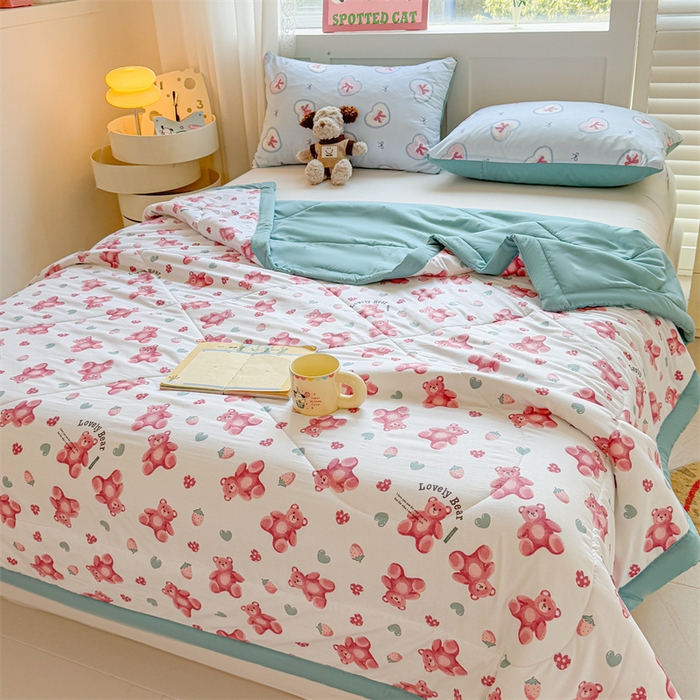 91家纺网 家纺一手货源 找家纺 雅颂缘 2025新款印花水洗棉新疆棉花夏被 草莓小熊