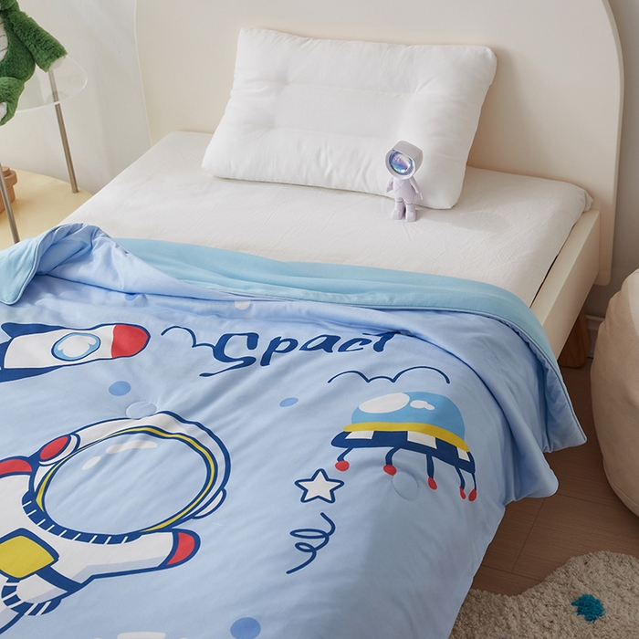 91家纺网 家纺一手货源 找家纺 荷马之梦 2025新款卡通数码印花大版针织棉儿童夏被-绵绵系列 太空漫步