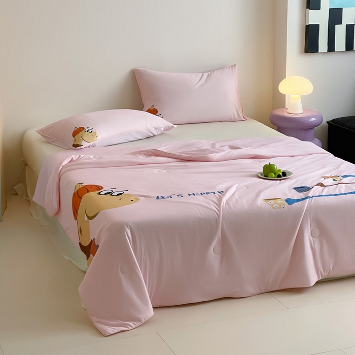 91家纺网 家纺一手货源 找家纺 大彩家居 2025新款凉感丝大版数码印花夏凉被 南瓜恐龙-粉