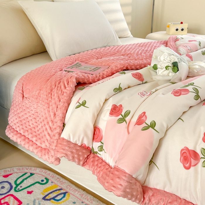 91家纺网 家纺一手货源 找家纺 爱宝被业 2025新款A类凉感豆豆绒羽丝棉夏被 玫瑰恋人