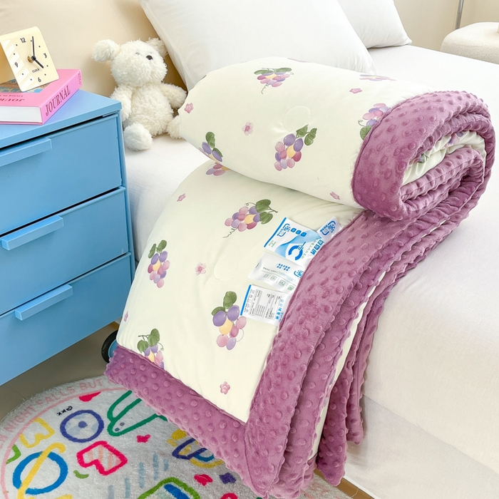 91家纺网 家纺一手货源 找家纺 爱宝被业 2025新款A类凉感豆豆绒羽丝棉夏被 夏日葡萄